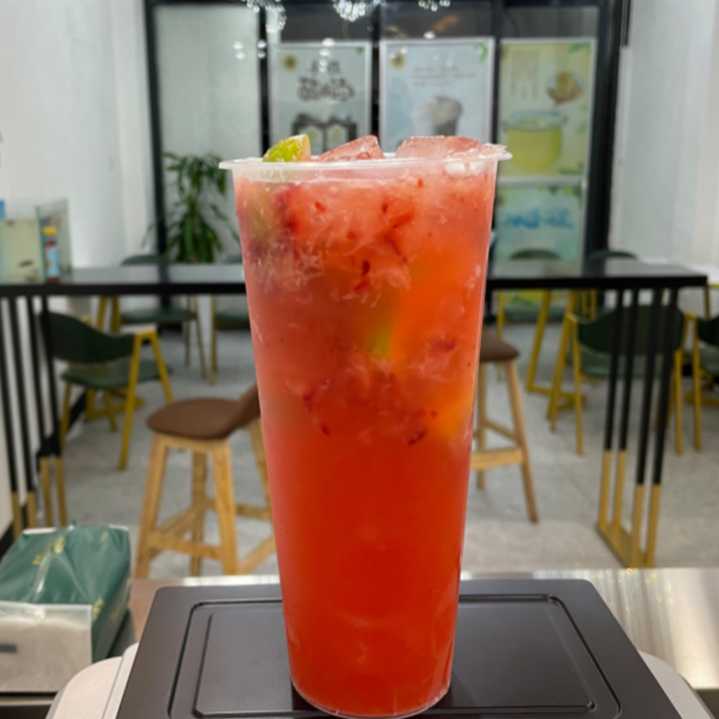 草莓鲜果茶